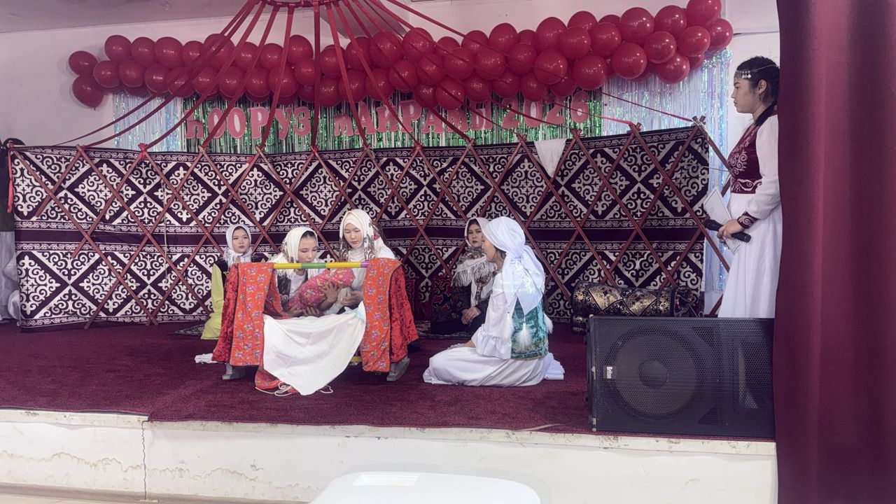 Обычай «Бешикке салуу» на празднике Нооруз